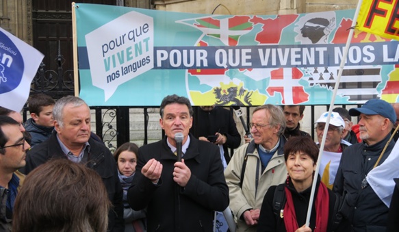 A Paris, le député breton Paul Molac au micro : il faut retourner au local, et impliquer les candidats aux municipales. Une stratégie de reconquête mise en œuvre (photo MN) A Paris, le député breton Paul Molac au micro : il faut retourner au local, et impliquer les candidats aux municipales. Une stratégie de reconquête mise en œuvre (photo MN)