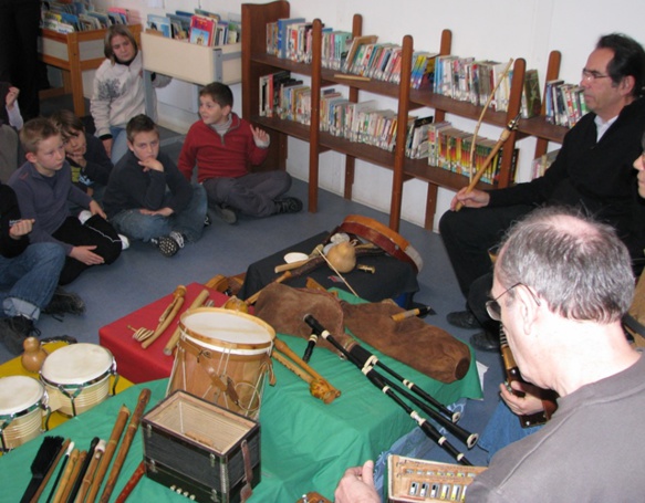 Initiation scolaire à la musique dite occitane dans une école varoise. Dans ce département l'enseignement de la langue est sinistré (photo MN)