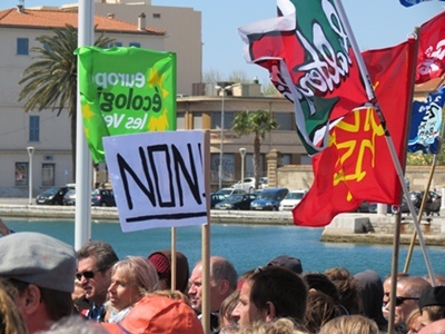 Manifestation contre le permis de recherche de gaz de schistes dit "de Brignoles", le 8 avril 2012 à La Seyne (83). (Photo MN)