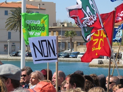 Manifestation contre le permis de recherche de gaz de schistes dit "de Brignoles", le 8 avril 2012 à La Seyne (83). (Photo MN) Manifestation contre le permis de recherche de gaz de schistes dit "de Brignoles", le 8 avril 2012 à La Seyne (83). (Photo MN)