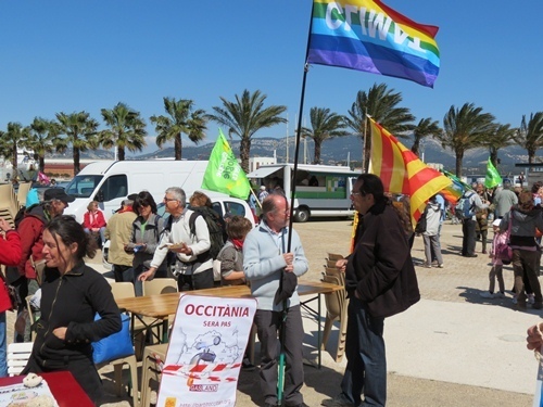 Le Partit Occitan s'était impliqué particulièrement dans ce rassemblement. Avec le drapeau provençal, ici Miquèu Tournan, conseiller municipal de La Seyne (Photo MN)