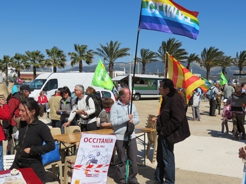 Le Partit Occitan s'était impliqué particulièrement dans ce rassemblement. Avec le drapeau provençal, ici Miquèu Tournan, conseiller municipal de La Seyne (Photo MN) Le Partit Occitan s'était impliqué particulièrement dans ce rassemblement. Avec le drapeau provençal, ici Miquèu Tournan, conseiller municipal de La Seyne (Photo MN)