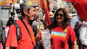 Livia et Mario ont passé le col de Tende voici une demi-journée, passée dans l'autocar. Fatigués, mais heureux de voir qu'ils sont loin d'être seuls (photo MN)