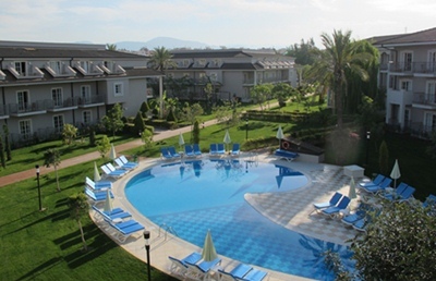 Les réserves d'eau sont parfois peu renouvelables, mais mobilisées pour quelques uns et quelques mois par an, comme pour cette piscine de complexe hôtelier en Turquie (photo MN)