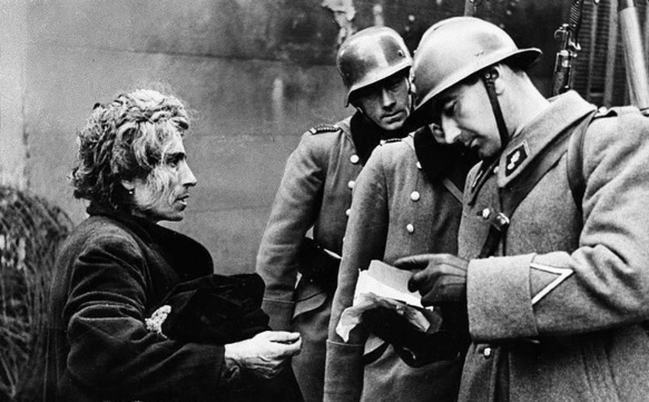 Rafle du Vieux Port de Marseille, janvier 1943 (photo archives XDR) Rafle du Vieux Port de Marseille, janvier 1943 (photo archives XDR)