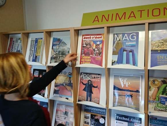 A disposition et à la vue d'un public nombreux, quelle belle réclame pour la langue du pays, considérée dès lors comme "normale" (photo MN) A disposition et à la vue d'un public nombreux, quelle belle réclame pour la langue du pays, considérée dès lors comme "normale" (photo MN)