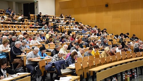 A l'Université de Nice plusieurs associations s'étaient alliées pour réussir cette manifestation qui a réuni plus de deux cents personnes pour une dictée en occitan (photo IEO 06 DE) A l'Université de Nice plusieurs associations s'étaient alliées pour réussir cette manifestation qui a réuni plus de deux cents personnes pour une dictée en occitan (photo IEO 06 DE)