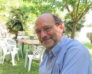 Michaël Latz est maire de Correns depuis 1995. Un quart de la population accueille à domicile les artistes et leurs techniciens (photo MN) Michaël Latz est maire de Correns depuis 1995. Un quart de la population accueille à domicile les artistes et leurs techniciens (photo MN)