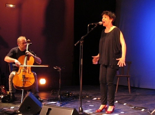 Guylaine Renaud et Benat Achiary font salle comble avec la poésie de Sainte-Thérèse d'Avila revisitée par les auteurs sur une musique contemporaine qui dialogue avec une vielle à roue et un violoncelle (photo MN)