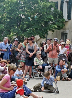 2 à 3000 personnes ayant payé une entrée fréquentent les Joutes Musicales, plus ceux qui, comme ici, s'installent sur la place de Correns et profitent des restitutions d'ateliers musicaux (photo MN) 2 à 3000 personnes ayant payé une entrée fréquentent les Joutes Musicales, plus ceux qui, comme ici, s'installent sur la place de Correns et profitent des restitutions d'ateliers musicaux (photo MN)