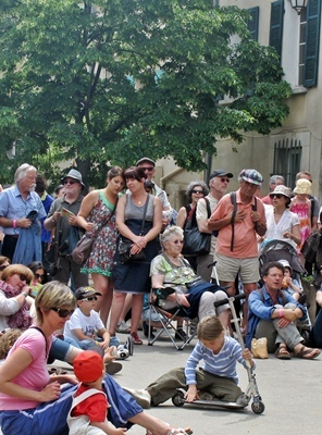 2 à 3000 personnes ayant payé une entrée fréquentent les Joutes Musicales, plus ceux qui, comme ici, s'installent sur la place de Correns et profitent des restitutions d'ateliers musicaux (photo MN)