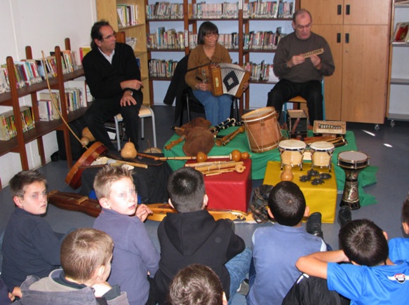 Sensibilisation à la musique dite occitane dans une école de La Seyne-sur-Mer, vers 2015 (photo MN)
