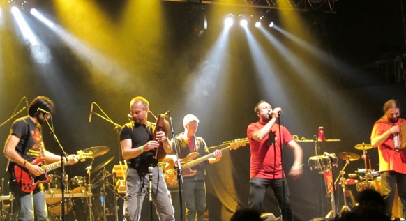 Les artistes occitans en France sont dans le rouge, que dire des artistes occitans en Espagne ou Italie (ici Lou Seriol) ? dépourvus de tout filet de sécurité ? (photo MN) Les artistes occitans en France sont dans le rouge, que dire des artistes occitans en Espagne ou Italie (ici Lou Seriol) ? dépourvus de tout filet de sécurité ? (photo MN)