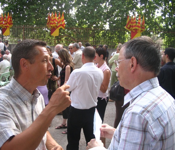 En discussion avec Pèire Brechet : "nous avons eu de sacrés débats pour mettre au point le "Communiquer en occitan provençal" (photo MN) En discussion avec Pèire Brechet : "nous avons eu de sacrés débats pour mettre au point le "Communiquer en occitan provençal" (photo MN)