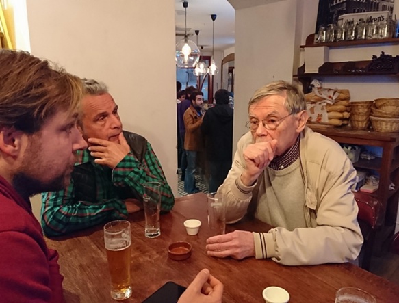 Bernat Moulin donnait discrètement ses conseils aux apprenants du "Cafè Provençau Sestian". Disponible et bienveillant (photo MN) Bernat Moulin donnait discrètement ses conseils aux apprenants du "Cafè Provençau Sestian". Disponible et bienveillant (photo MN)