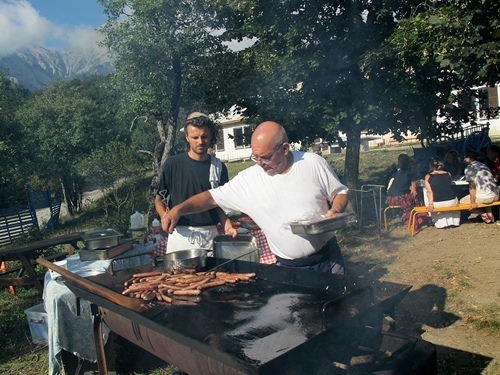 En mai d'aquò, la cosina es chanuda e locala. En mai d'aquò, la cosina es chanuda e locala.