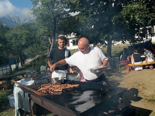 En mai d'aquò, la cosina es chanuda e locala.