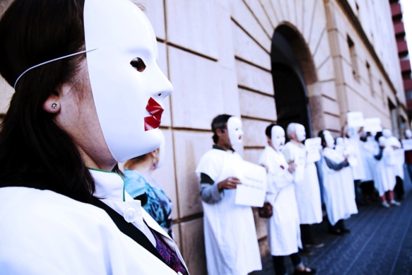 Manifestation en faveur de la santé publique à Tarragona (Cat.) en 2017. Pepa Vives est photographe et a couvert les actions militantes publiques du Grup de treball per la defensa per la sanitat pública de Tarragona pour réclamer la maîtrise publique de la santé en Catalogne. Elle nous offre son travail, vous pouvez suivre celui-ci sur Instagram (PEPA VIVES DR)