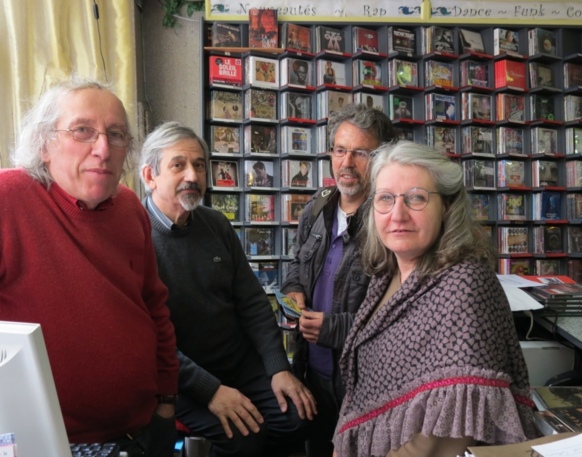 Autour du couple de disquaires une équipe associative a adapté l'innovation sociale des Amap (photo MN) Autour du couple de disquaires une équipe associative a adapté l'innovation sociale des Amap (photo MN)