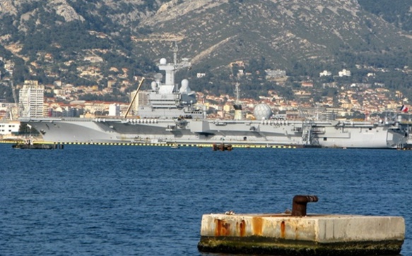 Le porte-avions Charles de Gaulle à Toulon, son port d'attache (photo MN) Le porte-avions Charles de Gaulle à Toulon, son port d'attache (photo MN)