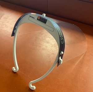 Une visière de matière plastique lavable sur un serre-tête de PVC que chaque entité peut mettre à ses couleurs (photo B2 Print DR) Une visière de matière plastique lavable sur un serre-tête de PVC que chaque entité peut mettre à ses couleurs (photo B2 Print DR)