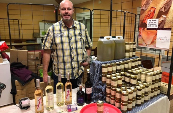 Le vin local sur un marché éphémère et réduit en temps de confinement, ici le Domaine Jacourette à Pourrières (13)