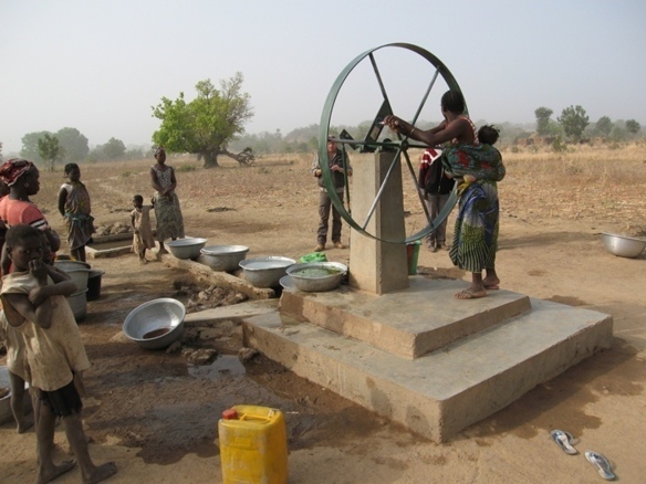 A Legmoin, au Burkina Faso, l’ouverture d’une vingtaine de puits a eu pour effet collatéral le temps libre des femmes qui, jusqu’alors passaient près de quatre heures à la marche et à l’attente devant les puits éloignés (photo commune de Grasse)