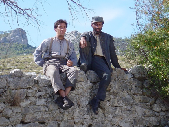 Sur le tournage de Malaterra, Laurenç Revest est à gauche (photo Comic Strip Productions DR) Sur le tournage de Malaterra, Laurenç Revest est à gauche (photo Comic Strip Productions DR)