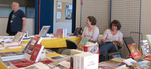 Sans événements publics l'édition occitane perdra une source importante de ses revenus. Ici la Librairie Le Blason au Prix Littéraire de Provence à Ventabren - 13) Sans événements publics l'édition occitane perdra une source importante de ses revenus. Ici la Librairie Le Blason au Prix Littéraire de Provence à Ventabren - 13)