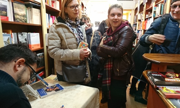 A proximité de la Comtesse de Die et de Mas Felip Delavoüet, Médéric Gasquet-Cyrus signe son "Dites le en marseillais" au Blason, Aix - 13 (photo MN) A proximité de la Comtesse de Die et de Mas Felip Delavoüet, Médéric Gasquet-Cyrus signe son "Dites le en marseillais" au Blason, Aix - 13 (photo MN)