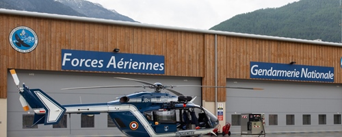 Les hélicoptères de la Gendarmerie contribuèrent à diffuser le virus dans toute la ville (photo XDR)