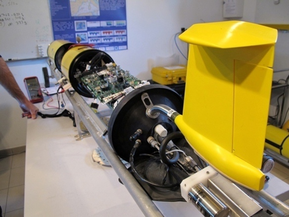 Un "glider" en révision dans les locaux du CNRS à La Seyne (83). Ces drones sous-marins peuvent séjourner des semaines sous l'eau et envoyer par ondes radio leurs mesures aux laboratoires (photo MN) Un "glider" en révision dans les locaux du CNRS à La Seyne (83). Ces drones sous-marins peuvent séjourner des semaines sous l'eau et envoyer par ondes radio leurs mesures aux laboratoires (photo MN)