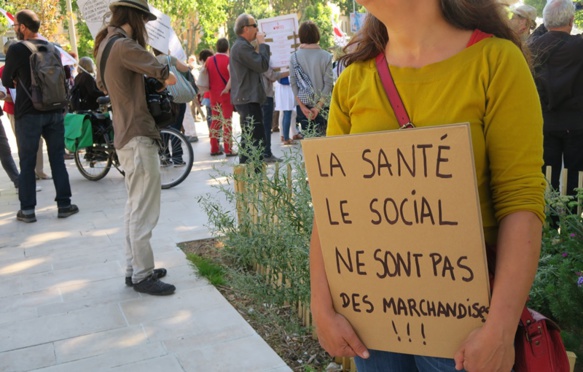 Charlotte, intermittente du spectacle, ne travaillera pas cet été, et écrit bien ce qu'elle a à dire à Aix (photo MN)