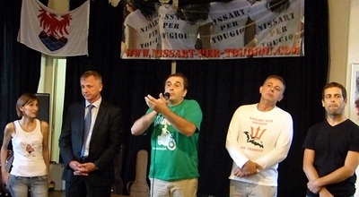 Fanny Peretti, JM Giaume, Benoît Kandel, Olivier Pasquetti (APLR) autour de Gigi de Nissa, au cours de la soirée de soutien au projet d'école bilingue publique (photo XDR) Fanny Peretti, JM Giaume, Benoît Kandel, Olivier Pasquetti (APLR) autour de Gigi de Nissa, au cours de la soirée de soutien au projet d'école bilingue publique (photo XDR)