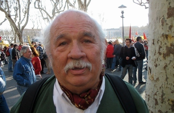 L'écrivain manifeste pour l'occitan dans la vie publique à Béziers en 2007 (photo MN)