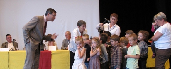 La maternelle de Draguignan venait de recevoir un "prix des jeunes" au Grand Prix Littéraire de Provence de Ventabren, le 30 septembre 2012 (photo MN)
