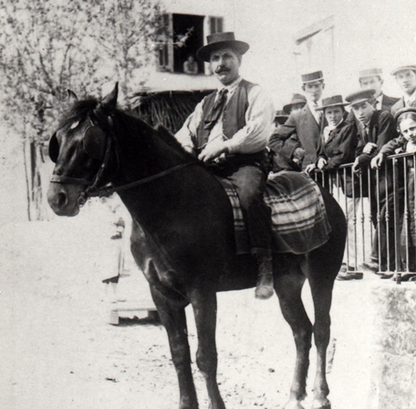 Pietro Andrea Camomili , il bisnonno di Reinat Toscano , davanti al ristorante che aveva aperto a Nizza ( foto archivi RT ) . Pietro Andrea Camomili , il bisnonno di Reinat Toscano , davanti al ristorante che aveva aperto a Nizza ( foto archivi RT ) .