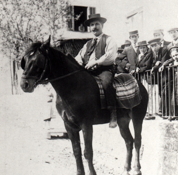 Pietro Andrea Camomili , il bisnonno di Reinat Toscano , davanti al ristorante che aveva aperto a Nizza ( foto archivi RT ) .