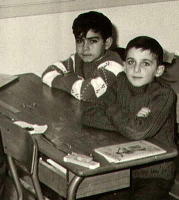 Il giovano Reinat nel 1967 , in primo piano . Un bel giorno sarebbe stato lui a dare le lezioni … di occitano ( foto archivi RT )