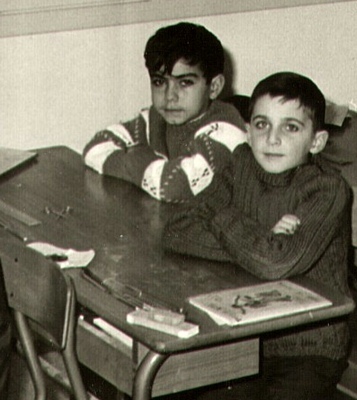 Il giovano Reinat nel 1967 , in primo piano . Un bel giorno sarebbe stato lui a dare le lezioni … di occitano ( foto archivi RT ) Il giovano Reinat nel 1967 , in primo piano . Un bel giorno sarebbe stato lui a dare le lezioni … di occitano ( foto archivi RT )