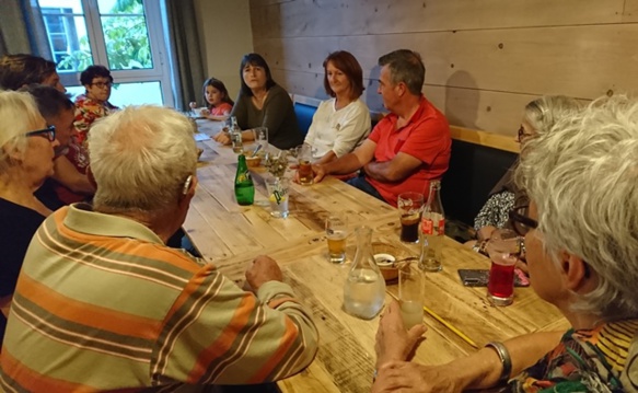 Alors ? Il ne reste plus qu'à repenser les conditions dans lesquelles la langue continuera sa vie. Cafè prouvençau de Pueiloubié. Les gens se réunissent pour parler occitan et transmettre, en convivialité (photo MN)