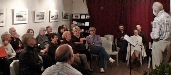 On se lève, on se lance, et toujours en provençal, la conversation rebondit (photo Etienne Berrus)