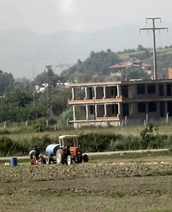 Une famille de paysans turcs devant un immeuble en construction. Région d'Antalya (photo MN) Une famille de paysans turcs devant un immeuble en construction. Région d'Antalya (photo MN)