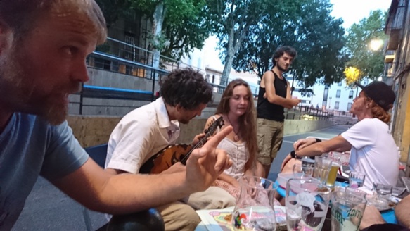 Café provençal d'Aix. Il était empêché par les décisions d'Etat (photo MN)