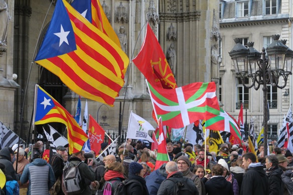 Dans 28 villes des pays de langue occitane (plus 6 non confirmés mais probables)des rassemblements montreront samedi le potentiel du mouvement pour une "réforme de la réforme Blanquer". Mais en Bretagne, Alsace et partout où est enseignée une langue minoritaire les rassemblements auront lieu sous l'égide de Pour Que Vivent Nos Langues (photo MN) Dans 28 villes des pays de langue occitane (plus 6 non confirmés mais probables)des rassemblements montreront samedi le potentiel du mouvement pour une "réforme de la réforme Blanquer". Mais en Bretagne, Alsace et partout où est enseignée une langue minoritaire les rassemblements auront lieu sous l'égide de Pour Que Vivent Nos Langues (photo MN)