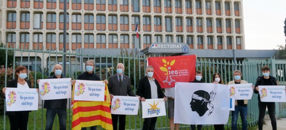 A Aix en Provence, devant le Recotorat, puis la Sous Préfecture, Corses et Provençaux côte à côte, le président de l'Ostau de Provença Hervé Guerrera et le Capoulier du Félibrige Jaque Moutet idem (photo MN° A Aix en Provence, devant le Recotorat, puis la Sous Préfecture, Corses et Provençaux côte à côte, le président de l'Ostau de Provença Hervé Guerrera et le Capoulier du Félibrige Jaque Moutet idem (photo MN°