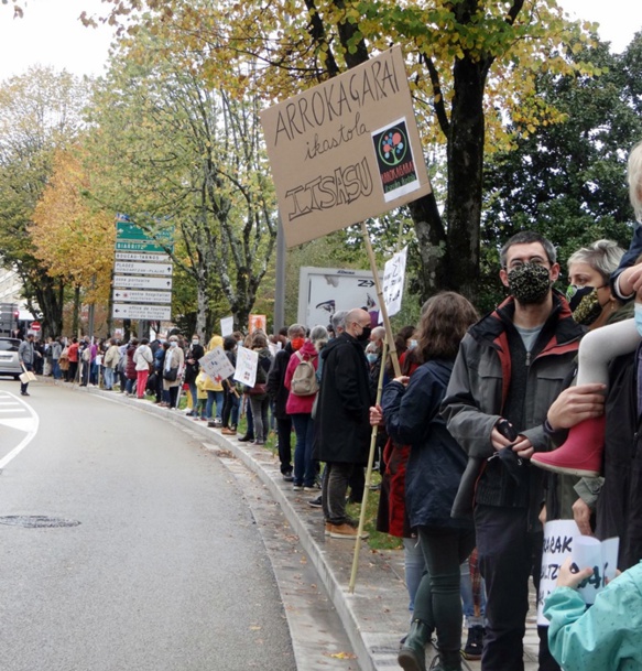 Chaîne Humaine à Bayonne avec un millier de Basques qui réclament leur langue au lycée mais aussi la validation des projets de cursus en immersion (photoEuskal Konfederazioa euskalkonfederazioa DR)