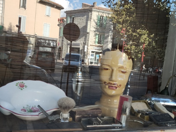 Salon de coiffure fermé. Dans un premier temps la coiffure à domicile avait été permise (photo MN)