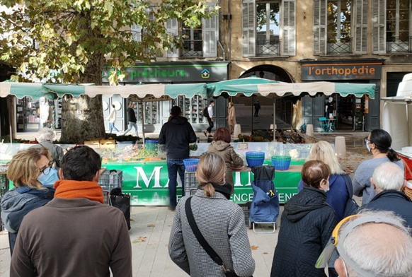 La part alimentaire des marchés de plein air reste autorisée, pour le moment (photo MN)