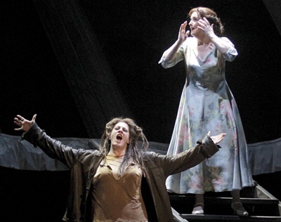 Ivre du désir de vengeance, Elektra ignore le simple désir de vivre de sa soeur Chrysostémis (photo Christian Dresse/Opera de Marseille) Ivre du désir de vengeance, Elektra ignore le simple désir de vivre de sa soeur Chrysostémis (photo Christian Dresse/Opera de Marseille)